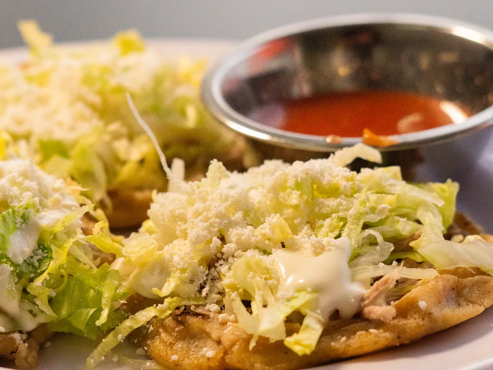 Orden de sopes con lechuga, queso y salsa