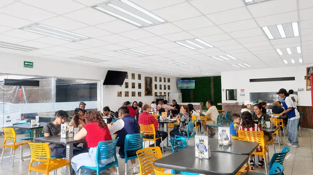 Comedor amplio y mesas de La Hidrocálida Pozolería